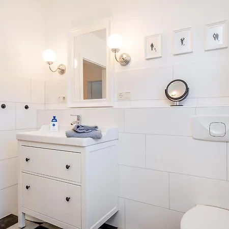 Of Un An, Erdgeschoss Fuer Vier Personen, Zentrale Und Ruhige Lage! Apartment